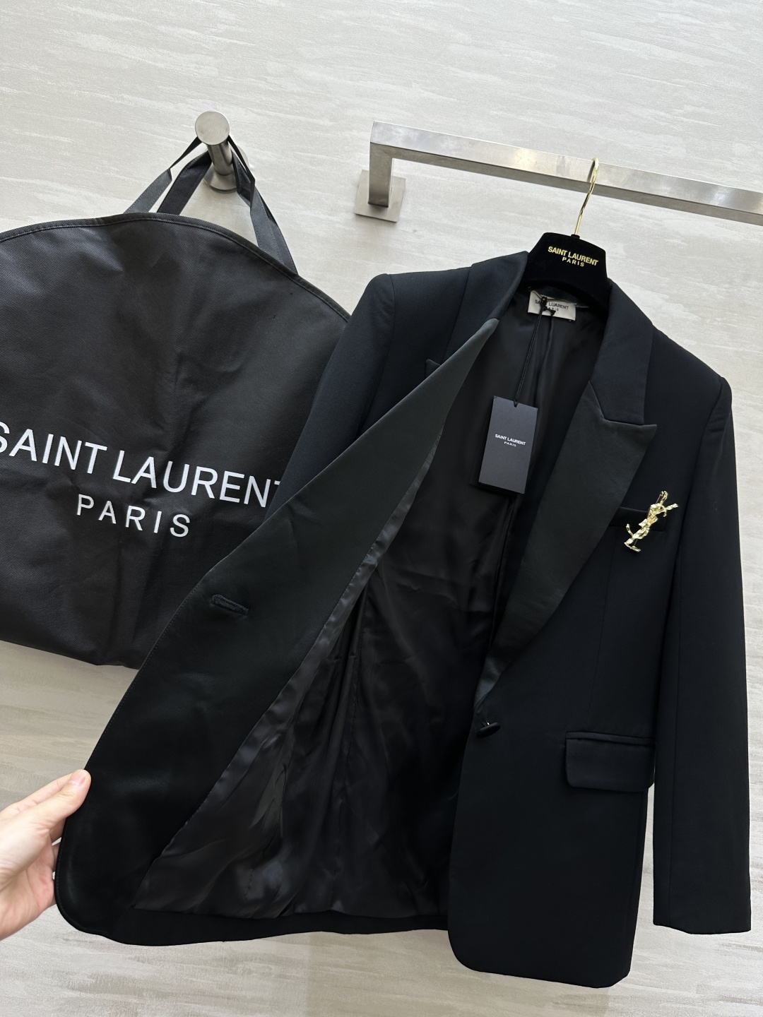 #ysl爆款 一粒扣极简 戗驳领西装外套 定制羊毛面料亲肤舒适 立体剪裁版型上身超级显瘦 配送胸针精致高