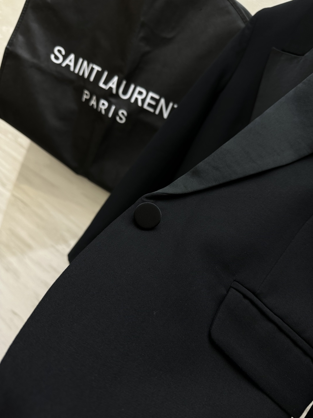 #ysl爆款 一粒扣极简 戗驳领西装外套 定制羊毛面料亲肤舒适 立体剪裁版型上身超级显瘦 配送胸针精致高