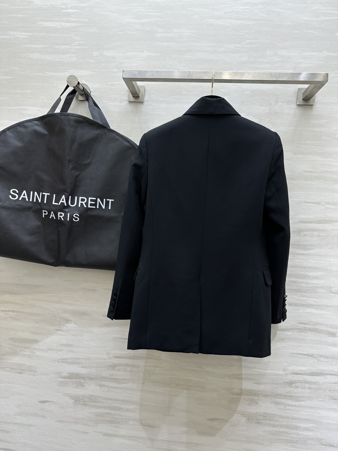 #ysl爆款 一粒扣极简 戗驳领西装外套 定制羊毛面料亲肤舒适 立体剪裁版型上身超级显瘦 配送胸针精致高