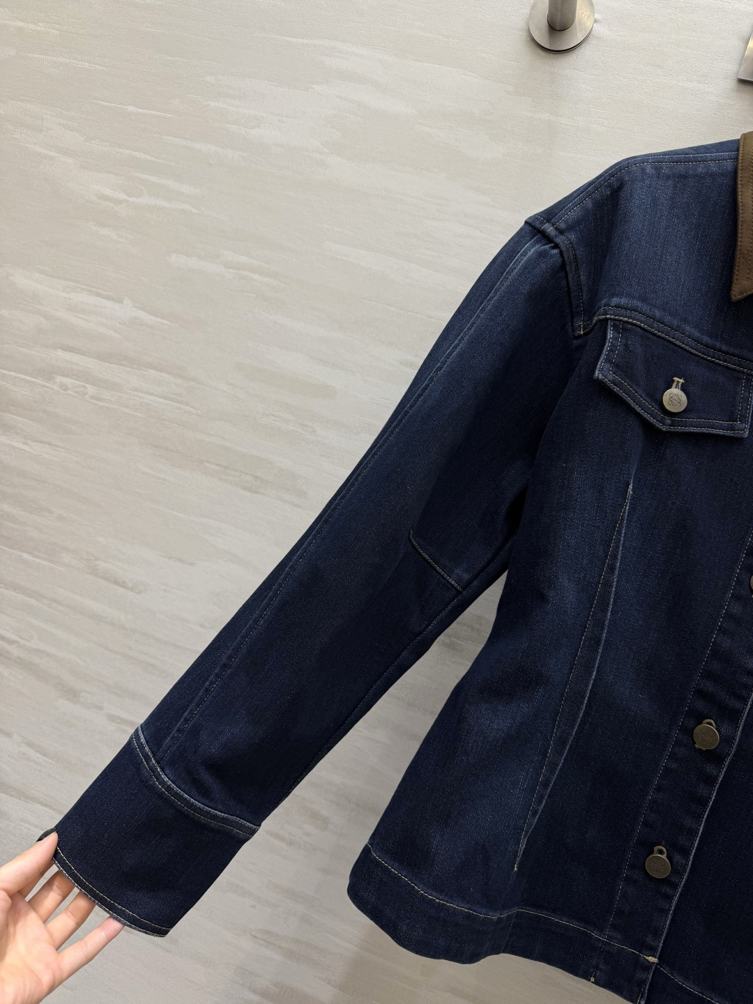 #Loew♡²⁶复古腔调拉满 牛仔套装🤎撞色咖色领设计 打破沉闷感 收腰剪裁外套 悄悄优化身材比例 搭配