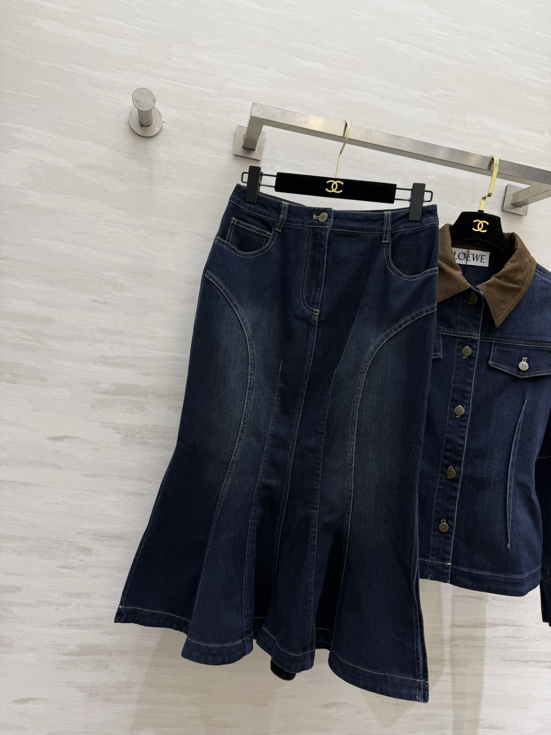 #Loew♡²⁶复古腔调拉满 牛仔套装🤎撞色咖色领设计 打破沉闷感 收腰剪裁外套 悄悄优化身材比例 搭配