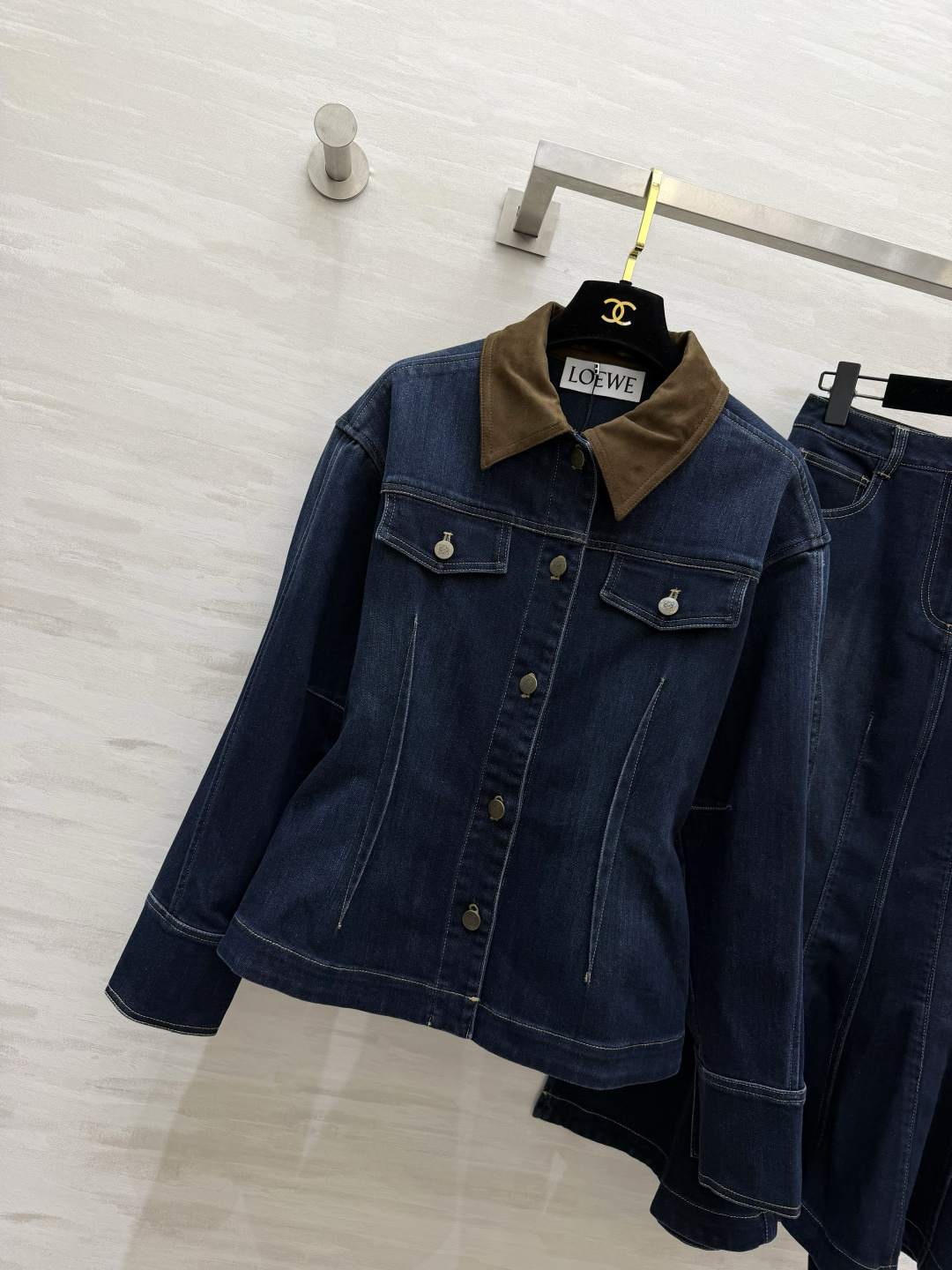 #Loew♡²⁶复古腔调拉满 牛仔套装🤎撞色咖色领设计 打破沉闷感 收腰剪裁外套 悄悄优化身材比例 搭配