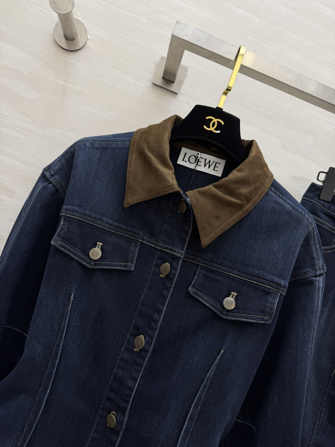 #Loew♡²⁶复古腔调拉满 牛仔套装🤎撞色咖色领设计 打破沉闷感 收腰剪裁外套 悄悄优化身材比例 搭配