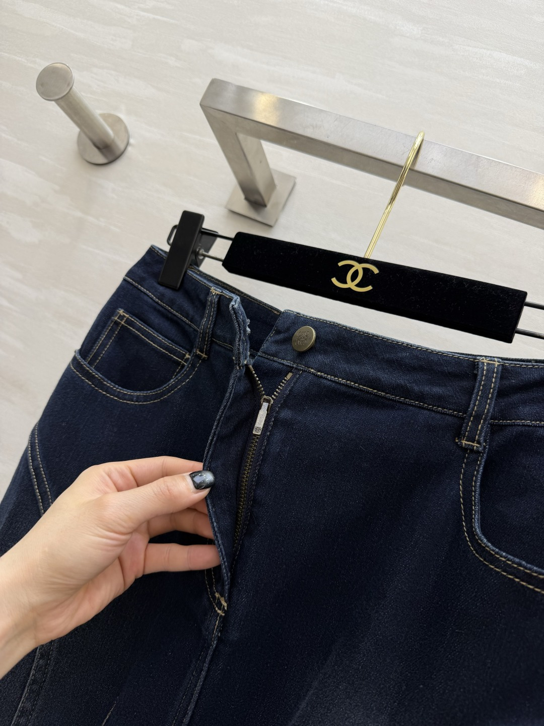 #Loew♡²⁶复古腔调拉满 牛仔套装🤎撞色咖色领设计 打破沉闷感 收腰剪裁外套 悄悄优化身材比例 搭配