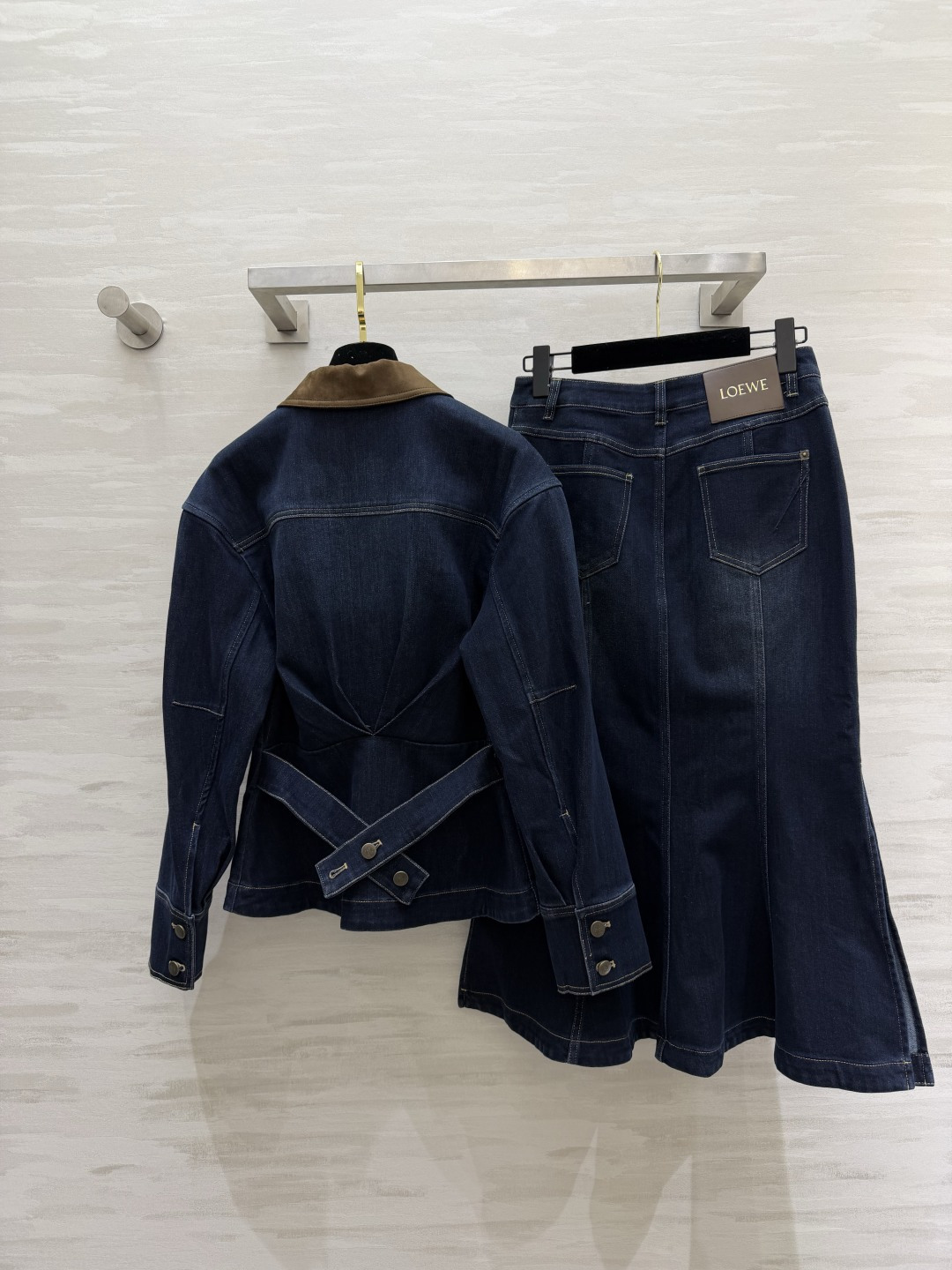 #Loew♡²⁶复古腔调拉满 牛仔套装🤎撞色咖色领设计 打破沉闷感 收腰剪裁外套 悄悄优化身材比例 搭配