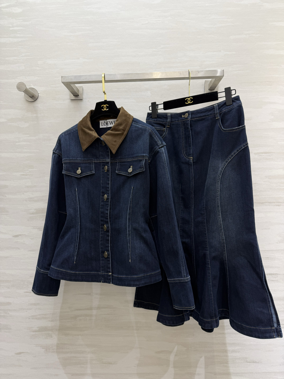 #Loew♡²⁶复古腔调拉满 牛仔套装🤎撞色咖色领设计 打破沉闷感 收腰剪裁外套 悄悄优化身材比例 搭配