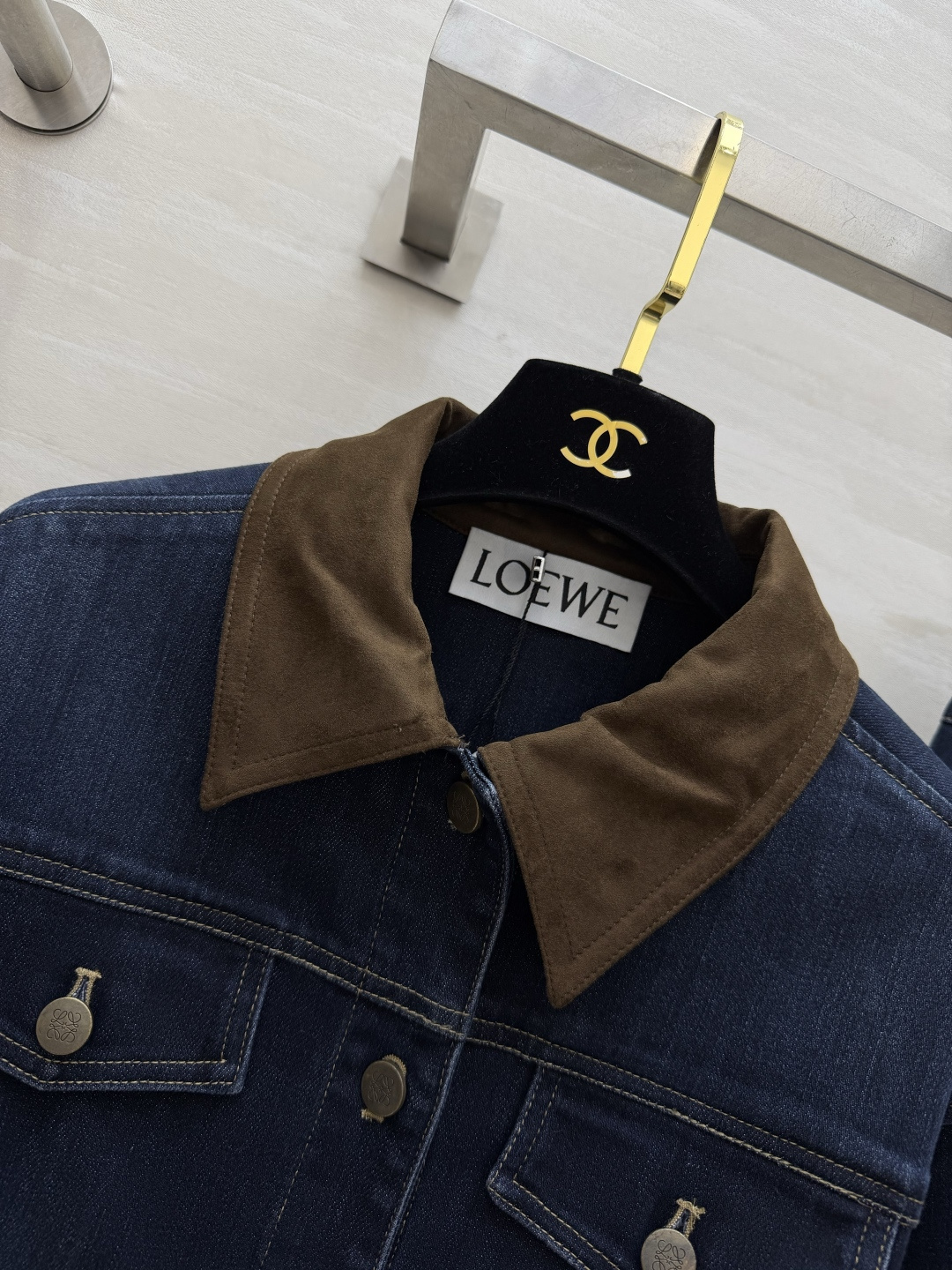 #Loew♡²⁶复古腔调拉满 牛仔套装🤎撞色咖色领设计 打破沉闷感 收腰剪裁外套 悄悄优化身材比例 搭配