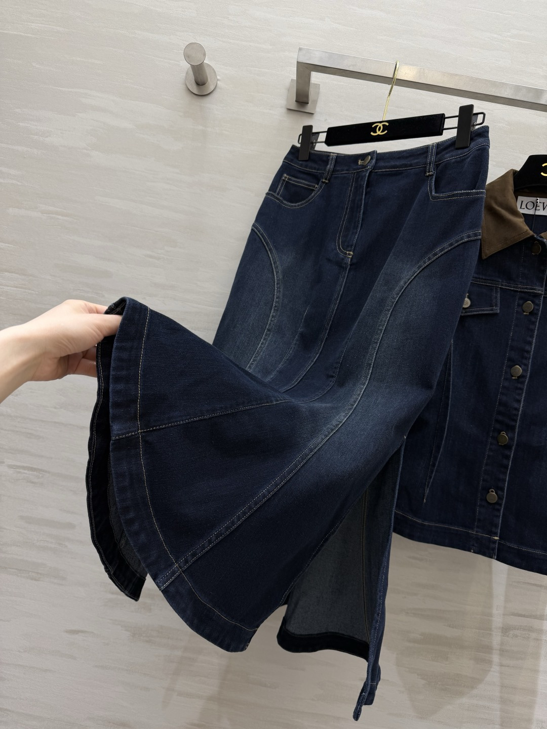 #Loew♡²⁶复古腔调拉满 牛仔套装🤎撞色咖色领设计 打破沉闷感 收腰剪裁外套 悄悄优化身材比例 搭配