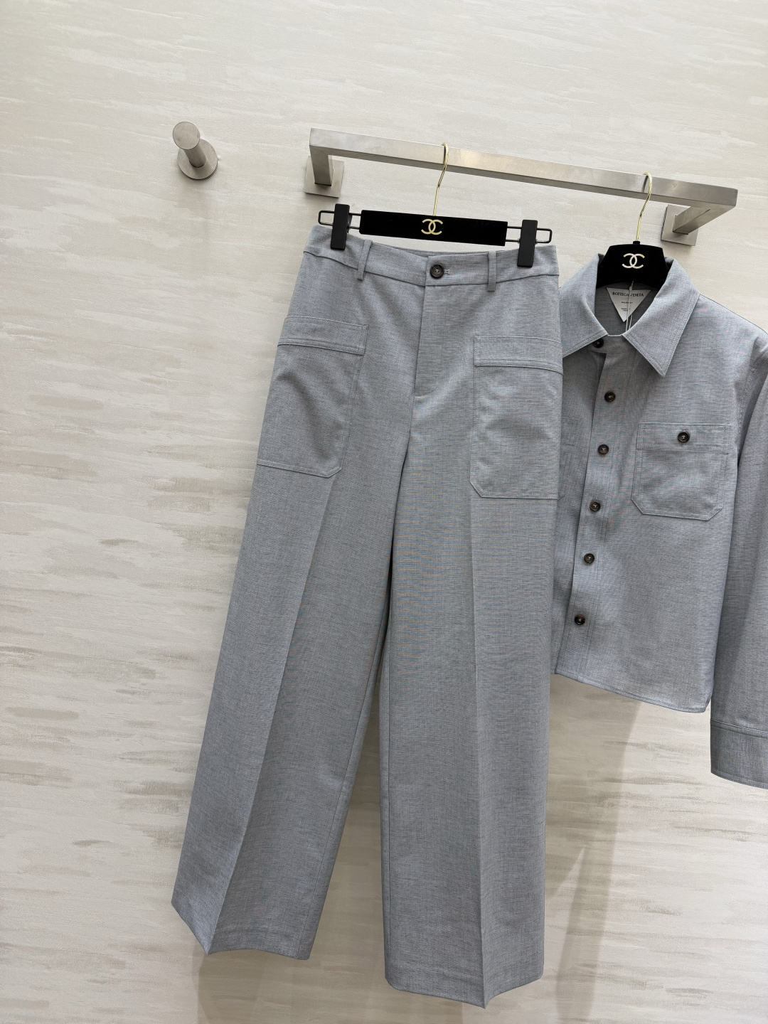 BottegaVenet♡²⁶清冷灰调极简套装🤍氛围感天花板穿搭！翻领衬衫利落工装口袋设计 版型利落挺括