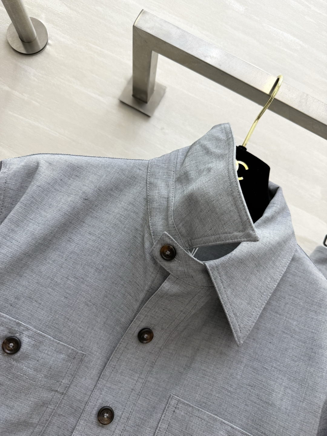 BottegaVenet♡²⁶清冷灰调极简套装🤍氛围感天花板穿搭！翻领衬衫利落工装口袋设计 版型利落挺括