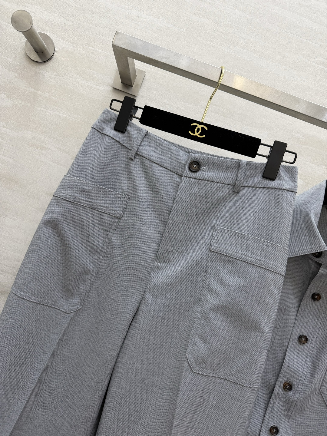 BottegaVenet♡²⁶清冷灰调极简套装🤍氛围感天花板穿搭！翻领衬衫利落工装口袋设计 版型利落挺括