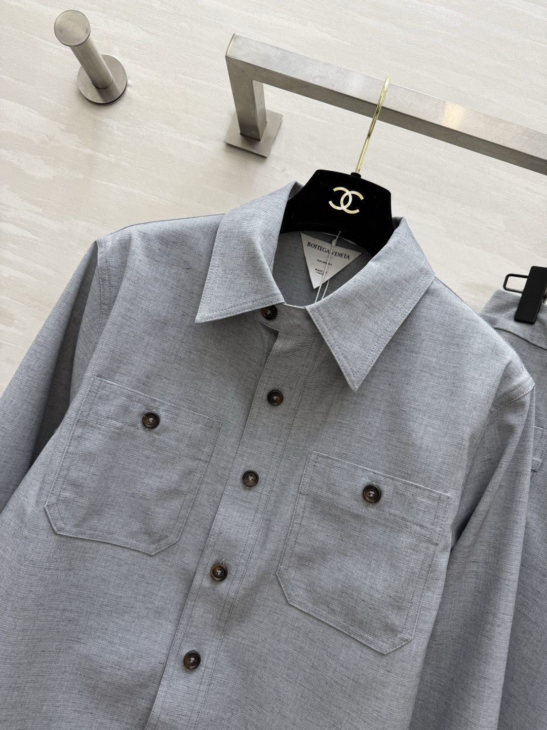 BottegaVenet♡²⁶清冷灰调极简套装🤍氛围感天花板穿搭！翻领衬衫利落工装口袋设计 版型利落挺括