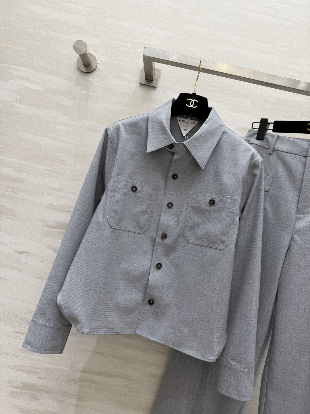 BottegaVenet♡²⁶清冷灰调极简套装🤍氛围感天花板穿搭！翻领衬衫利落工装口袋设计 版型利落挺括