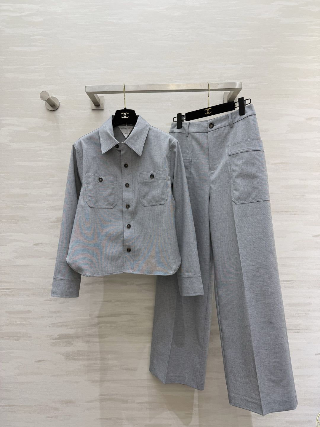BottegaVenet♡²⁶清冷灰调极简套装🤍氛围感天花板穿搭！翻领衬衫利落工装口袋设计 版型利落挺括