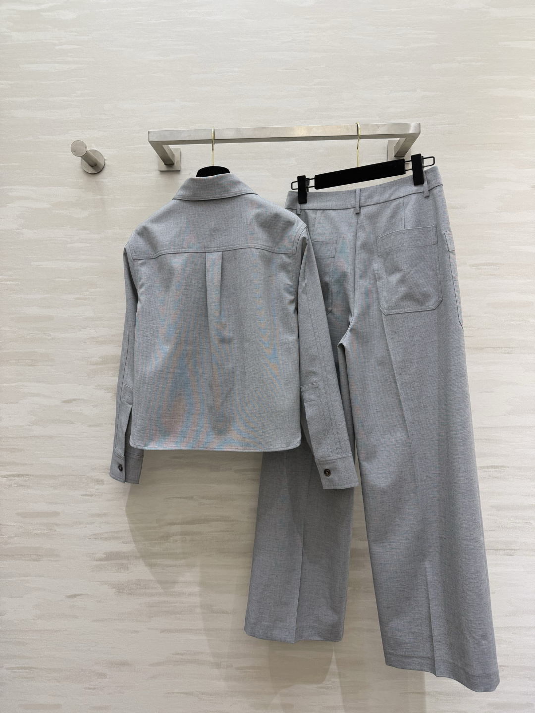 BottegaVenet♡²⁶清冷灰调极简套装🤍氛围感天花板穿搭！翻领衬衫利落工装口袋设计 版型利落挺括