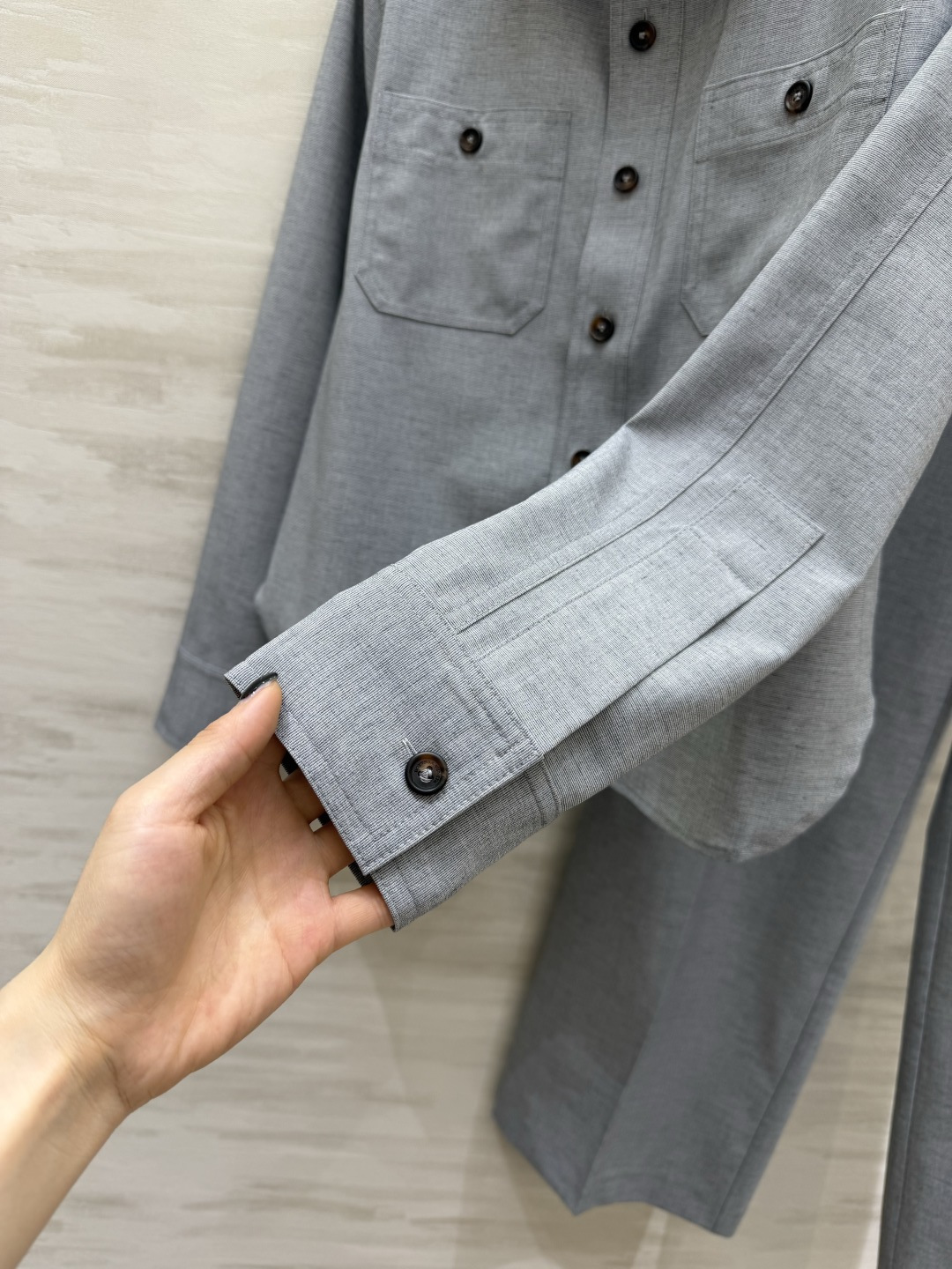 BottegaVenet♡²⁶清冷灰调极简套装🤍氛围感天花板穿搭！翻领衬衫利落工装口袋设计 版型利落挺括