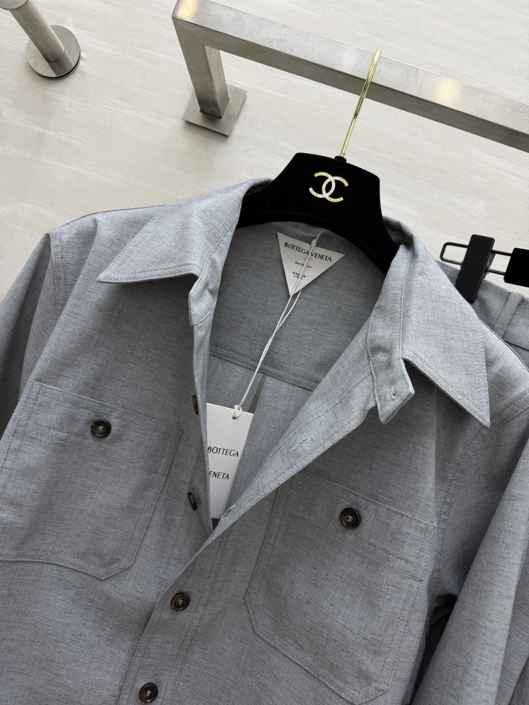 BottegaVenet♡²⁶清冷灰调极简套装🤍氛围感天花板穿搭！翻领衬衫利落工装口袋设计 版型利落挺括