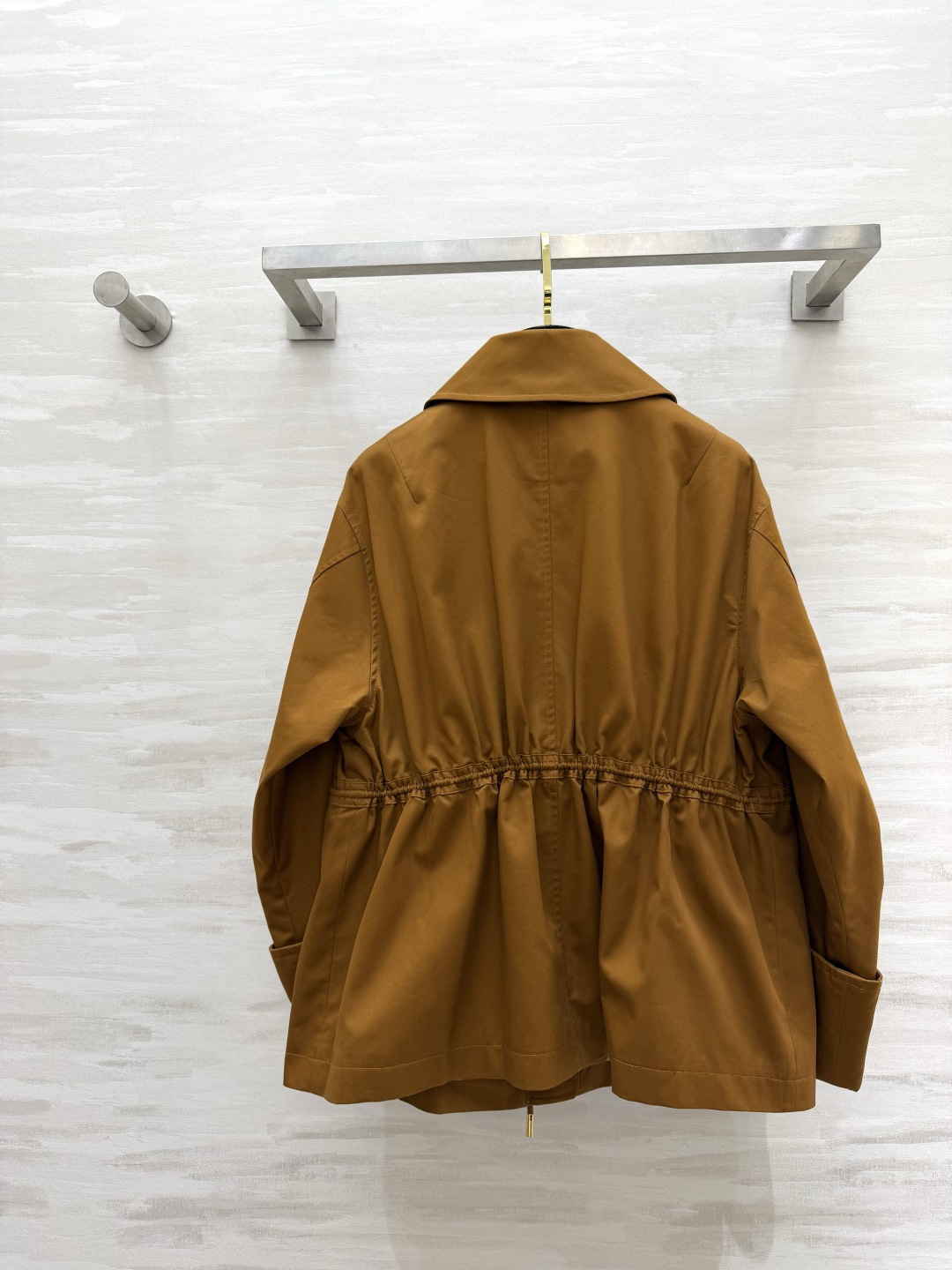 #zimmerman♡²⁶经典翻领外套 高级沉稳棕底色 收腰抽绳 随性调节松紧 穿出利落松弛感 细节满满