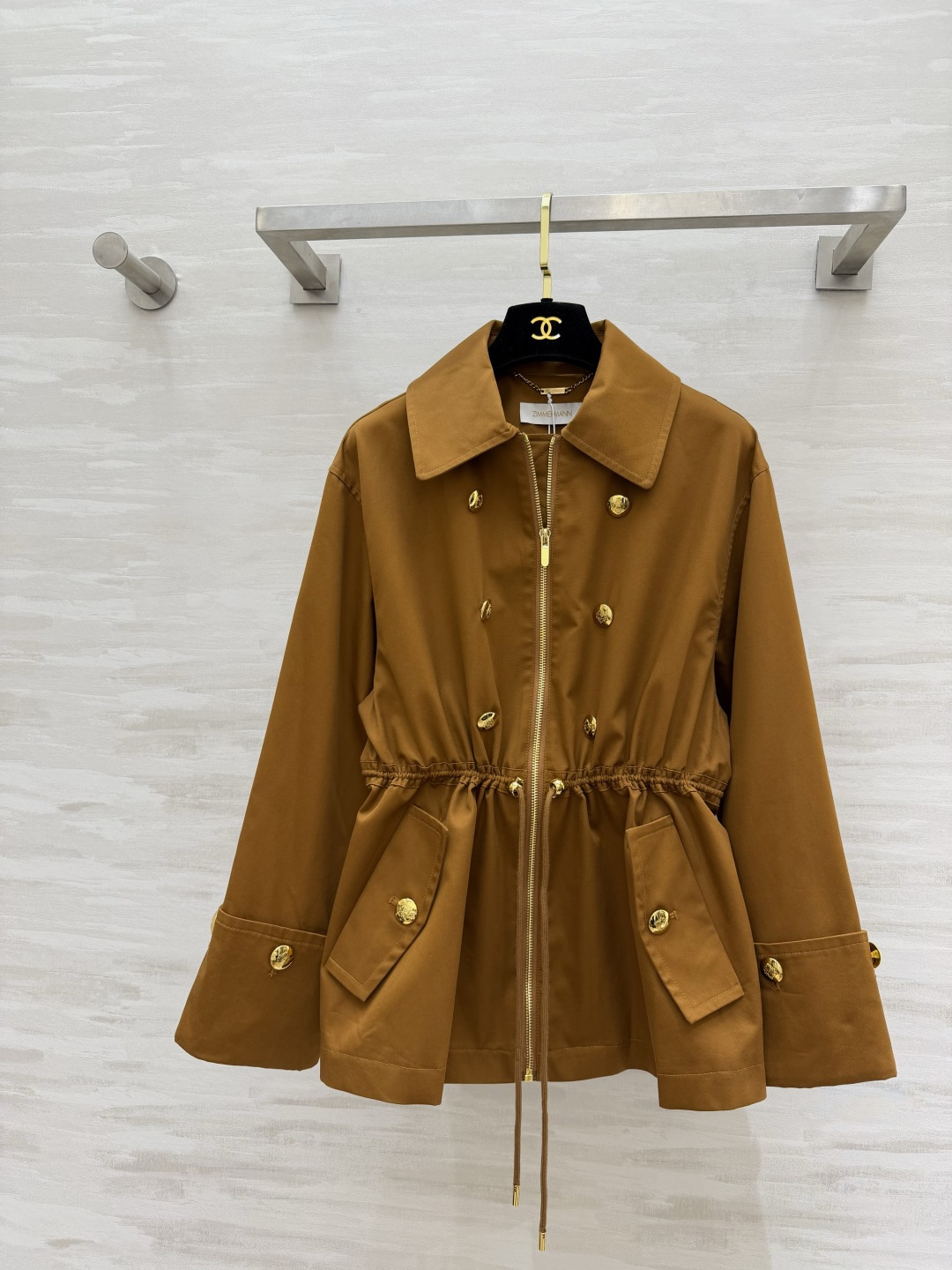 #zimmerman♡²⁶经典翻领外套 高级沉稳棕底色 收腰抽绳 随性调节松紧 穿出利落松弛感 细节满满