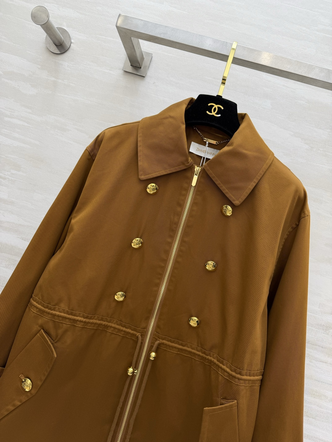 #zimmerman♡²⁶经典翻领外套 高级沉稳棕底色 收腰抽绳 随性调节松紧 穿出利落松弛感 细节满满