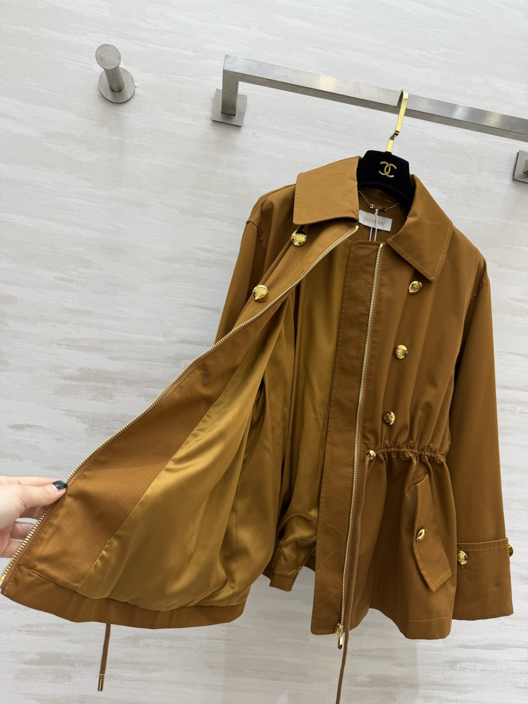 #zimmerman♡²⁶经典翻领外套 高级沉稳棕底色 收腰抽绳 随性调节松紧 穿出利落松弛感 细节满满
