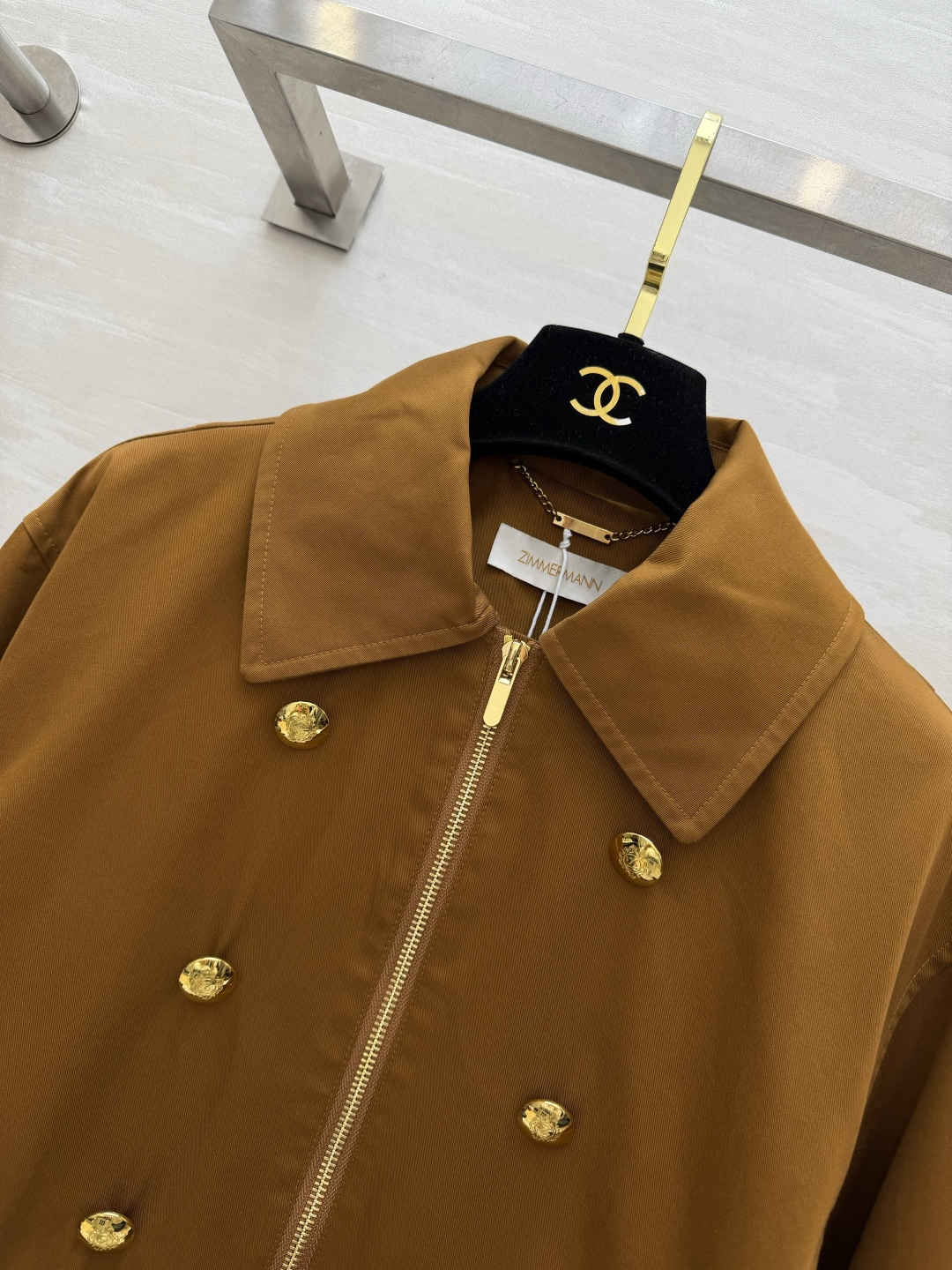 #zimmerman♡²⁶经典翻领外套 高级沉稳棕底色 收腰抽绳 随性调节松紧 穿出利落松弛感 细节满满