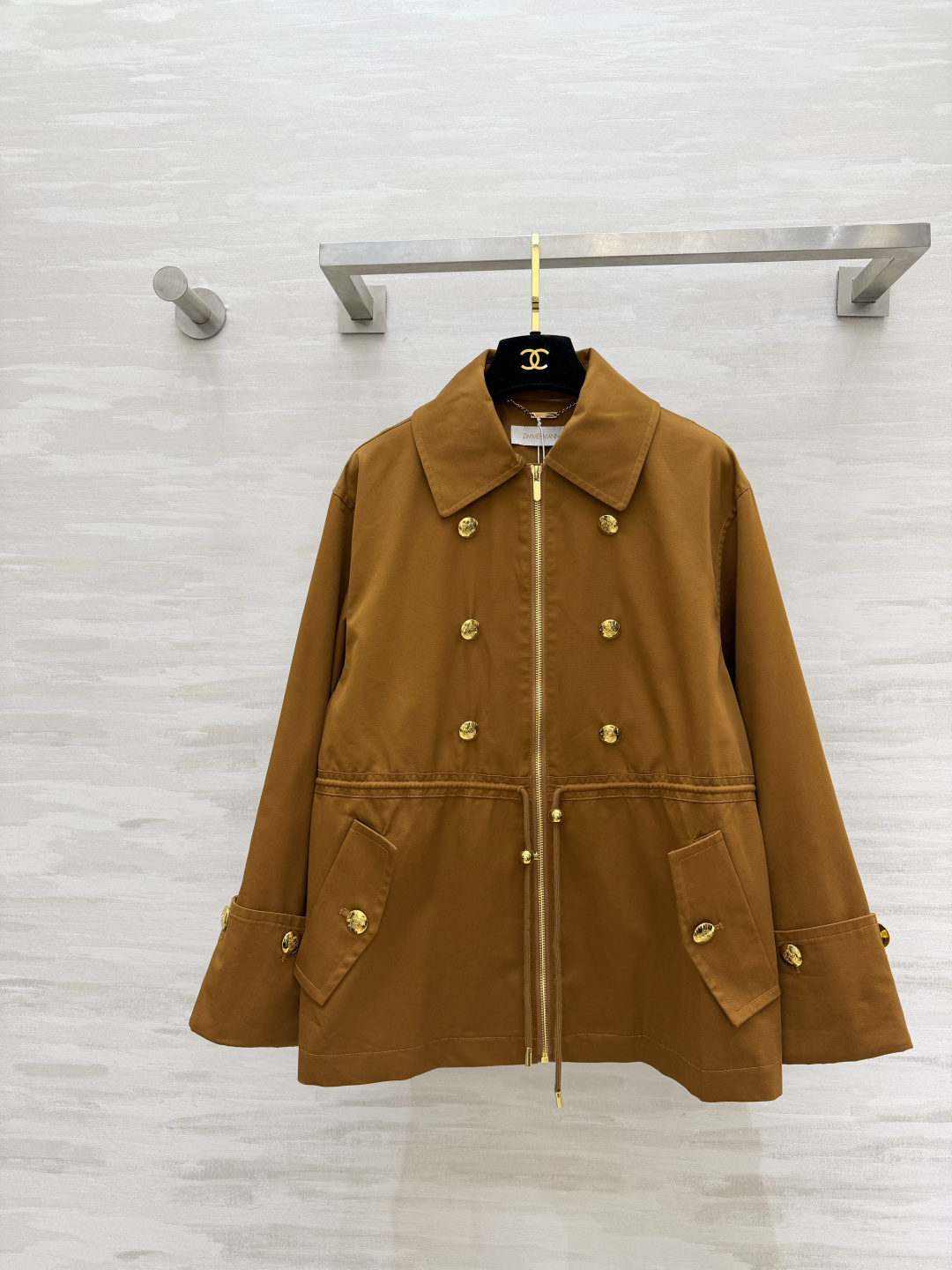 #zimmerman♡²⁶经典翻领外套 高级沉稳棕底色 收腰抽绳 随性调节松紧 穿出利落松弛感 细节满满
