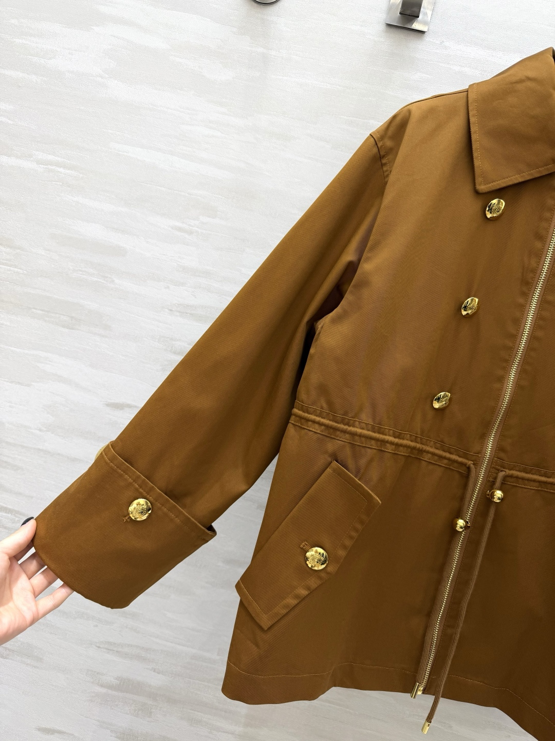 #zimmerman♡²⁶经典翻领外套 高级沉稳棕底色 收腰抽绳 随性调节松紧 穿出利落松弛感 细节满满