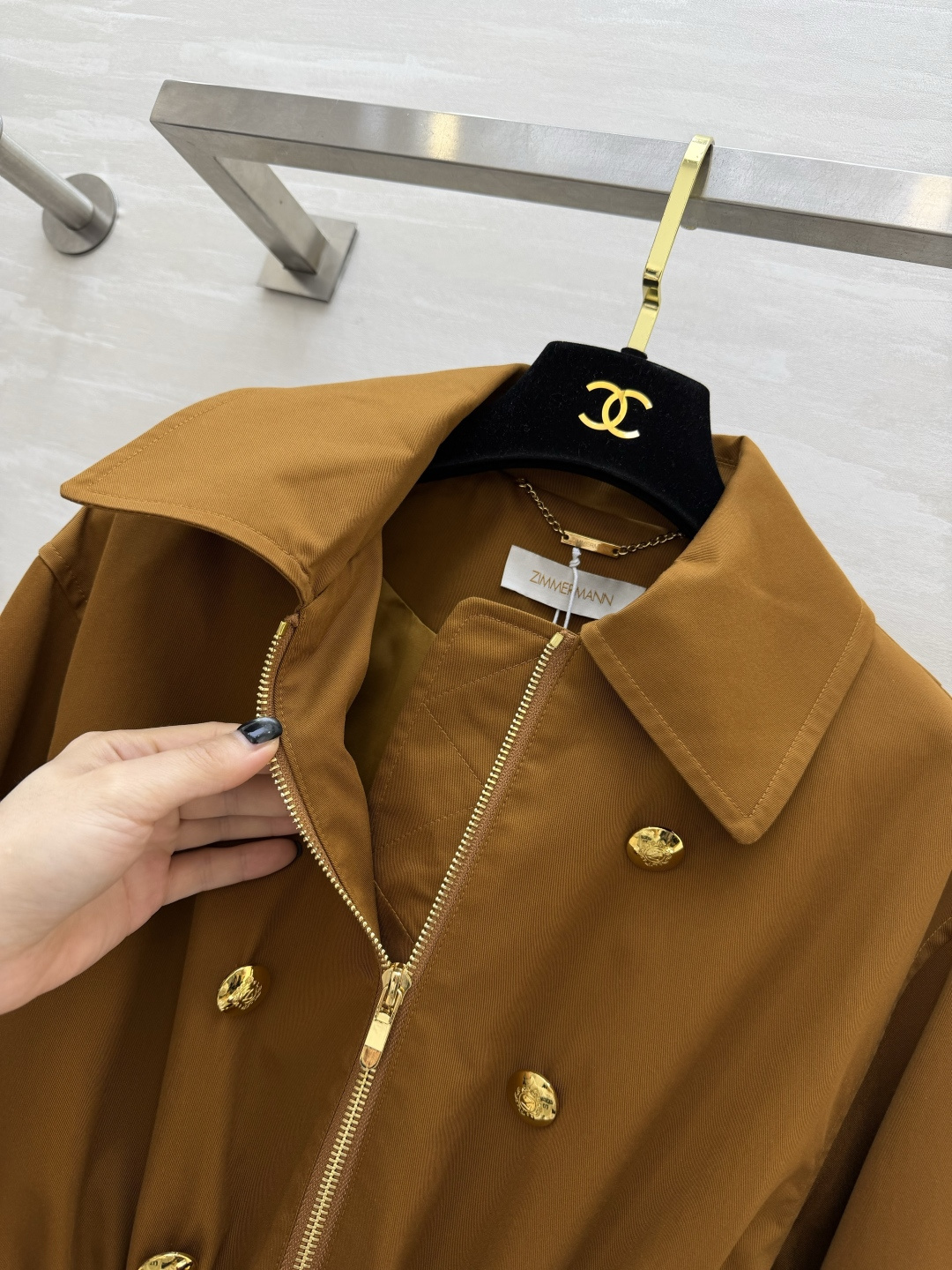 #zimmerman♡²⁶经典翻领外套 高级沉稳棕底色 收腰抽绳 随性调节松紧 穿出利落松弛感 细节满满