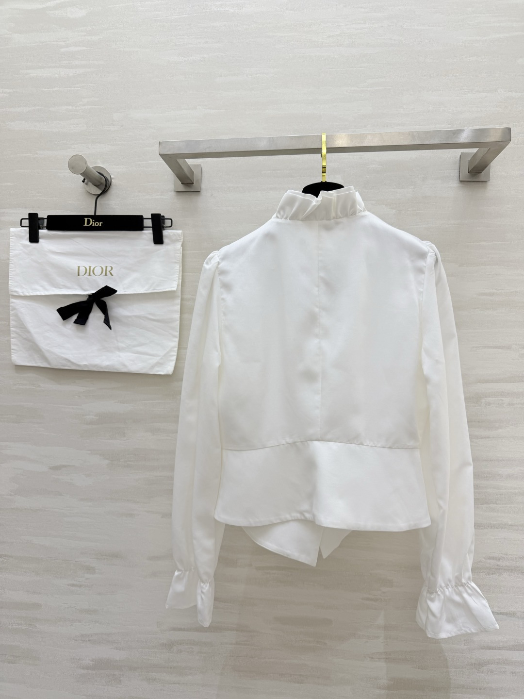 #DIO♡²⁶🤍法式氛围感木耳领白衬衣 把温柔优雅穿在日常里 干净通透的米白底色 清爽又治愈 精致木耳边