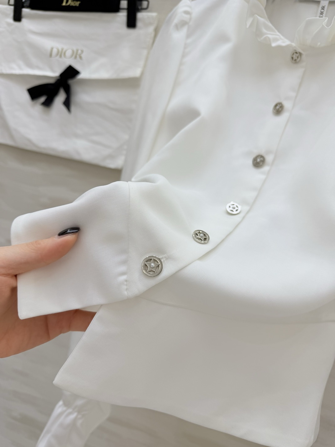 #DIO♡²⁶🤍法式氛围感木耳领白衬衣 把温柔优雅穿在日常里 干净通透的米白底色 清爽又治愈 精致木耳边
