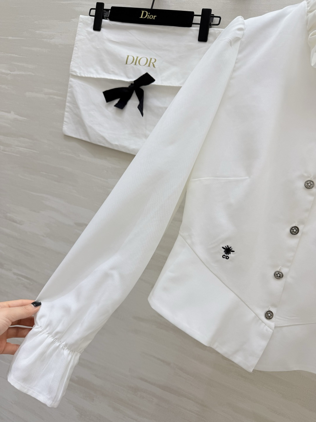 #DIO♡²⁶🤍法式氛围感木耳领白衬衣 把温柔优雅穿在日常里 干净通透的米白底色 清爽又治愈 精致木耳边