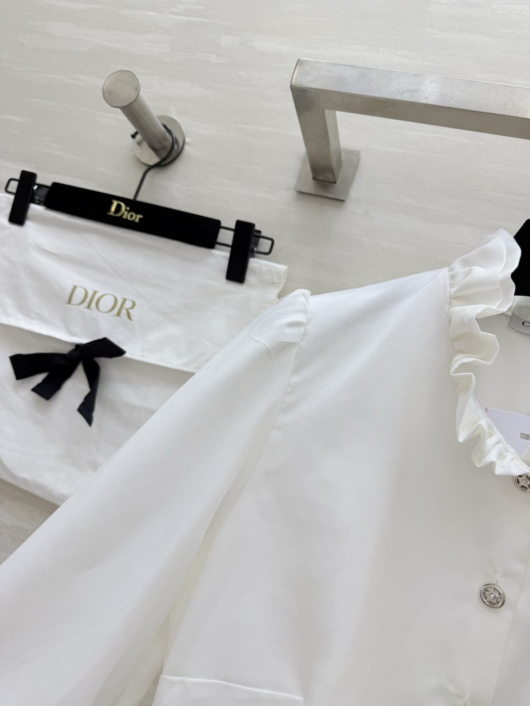 #DIO♡²⁶🤍法式氛围感木耳领白衬衣 把温柔优雅穿在日常里 干净通透的米白底色 清爽又治愈 精致木耳边