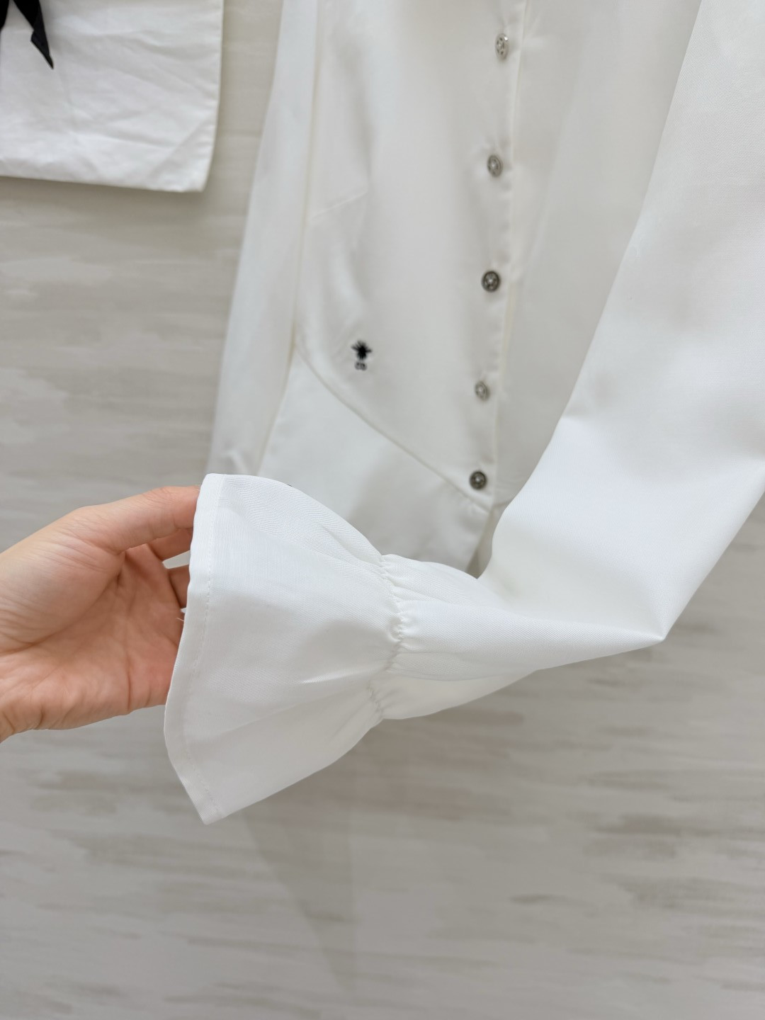 #DIO♡²⁶🤍法式氛围感木耳领白衬衣 把温柔优雅穿在日常里 干净通透的米白底色 清爽又治愈 精致木耳边