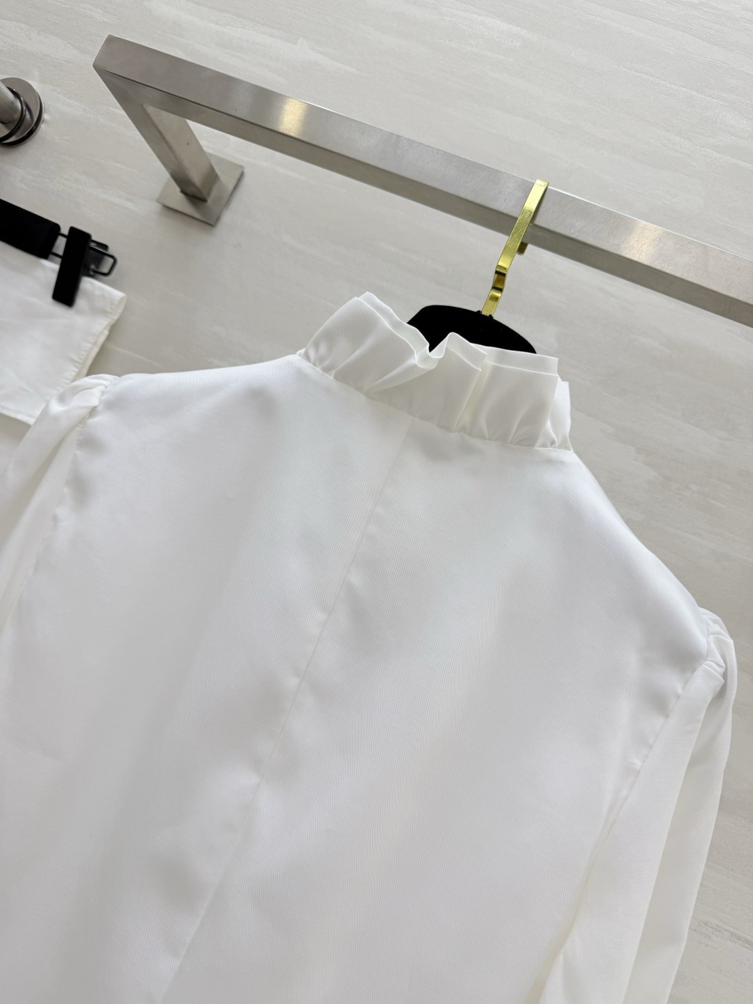 #DIO♡²⁶🤍法式氛围感木耳领白衬衣 把温柔优雅穿在日常里 干净通透的米白底色 清爽又治愈 精致木耳边