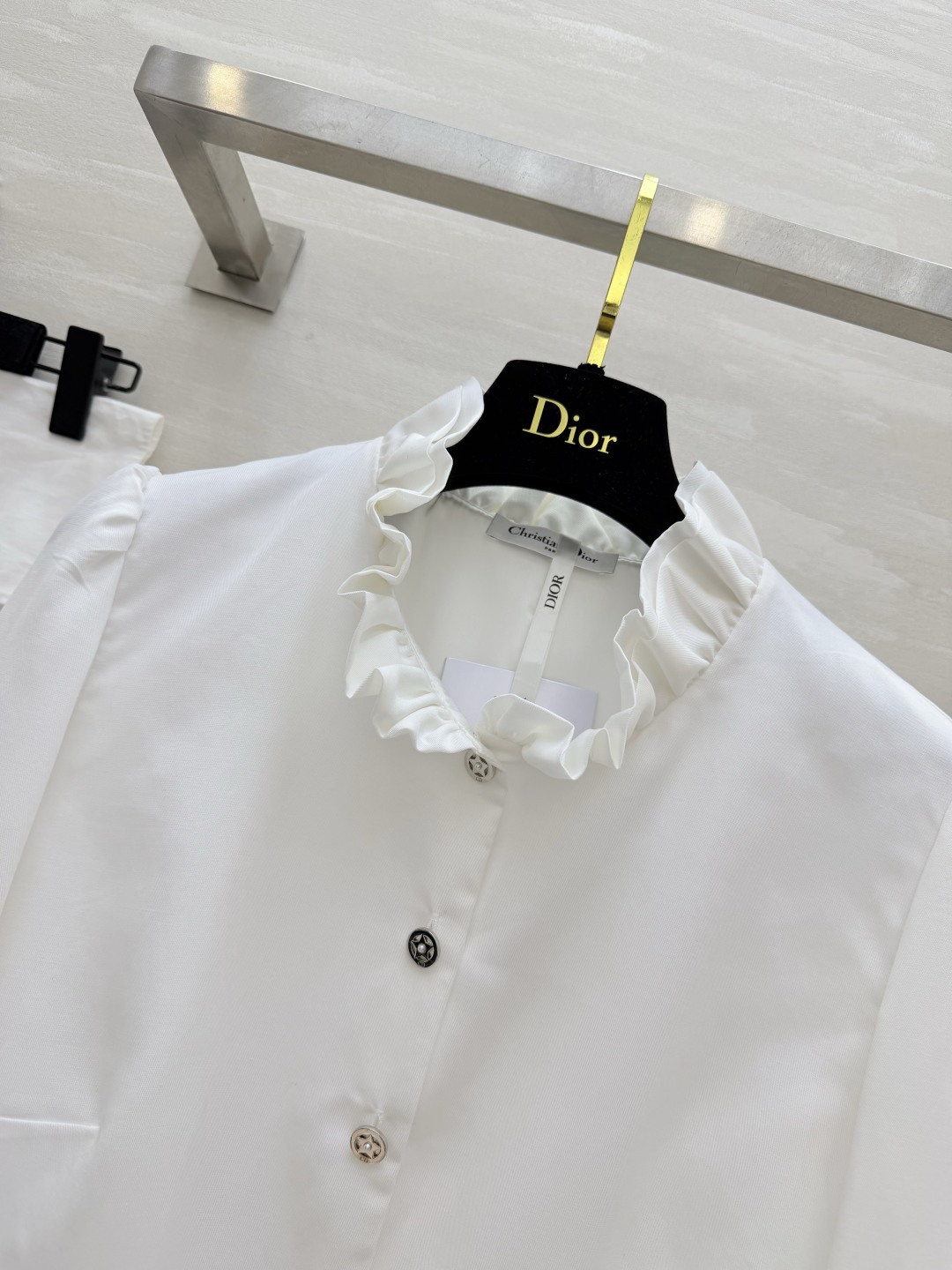 #DIO♡²⁶🤍法式氛围感木耳领白衬衣 把温柔优雅穿在日常里 干净通透的米白底色 清爽又治愈 精致木耳边