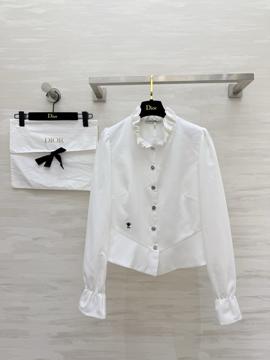 #DIO♡²⁶🤍法式氛围感木耳领白衬衣 把温柔优雅穿在日常里 干净通透的米白底色 清爽又治愈 精致木耳边