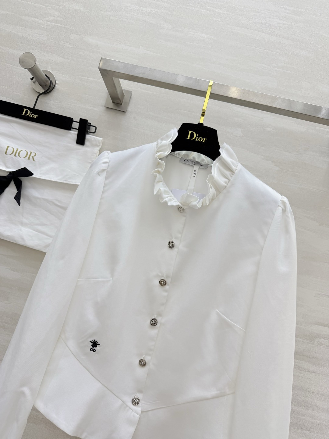 #DIO♡²⁶🤍法式氛围感木耳领白衬衣 把温柔优雅穿在日常里 干净通透的米白底色 清爽又治愈 精致木耳边