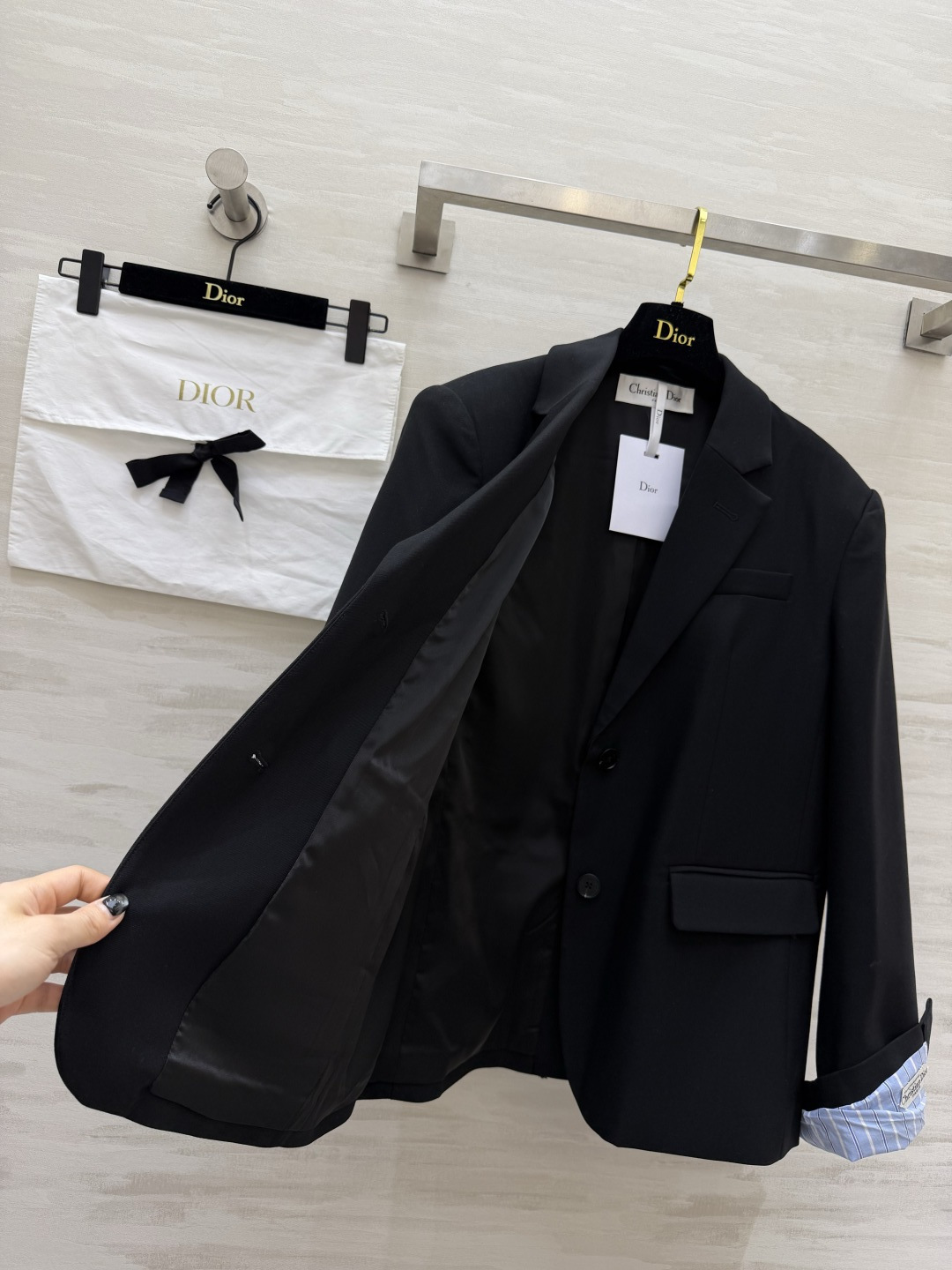 #DIO♡²⁶黑色经典西装 极简高级的本命刚需外套 气场直接拉满 正肩利落经典枪驳领剪裁 优化头肩比 轻