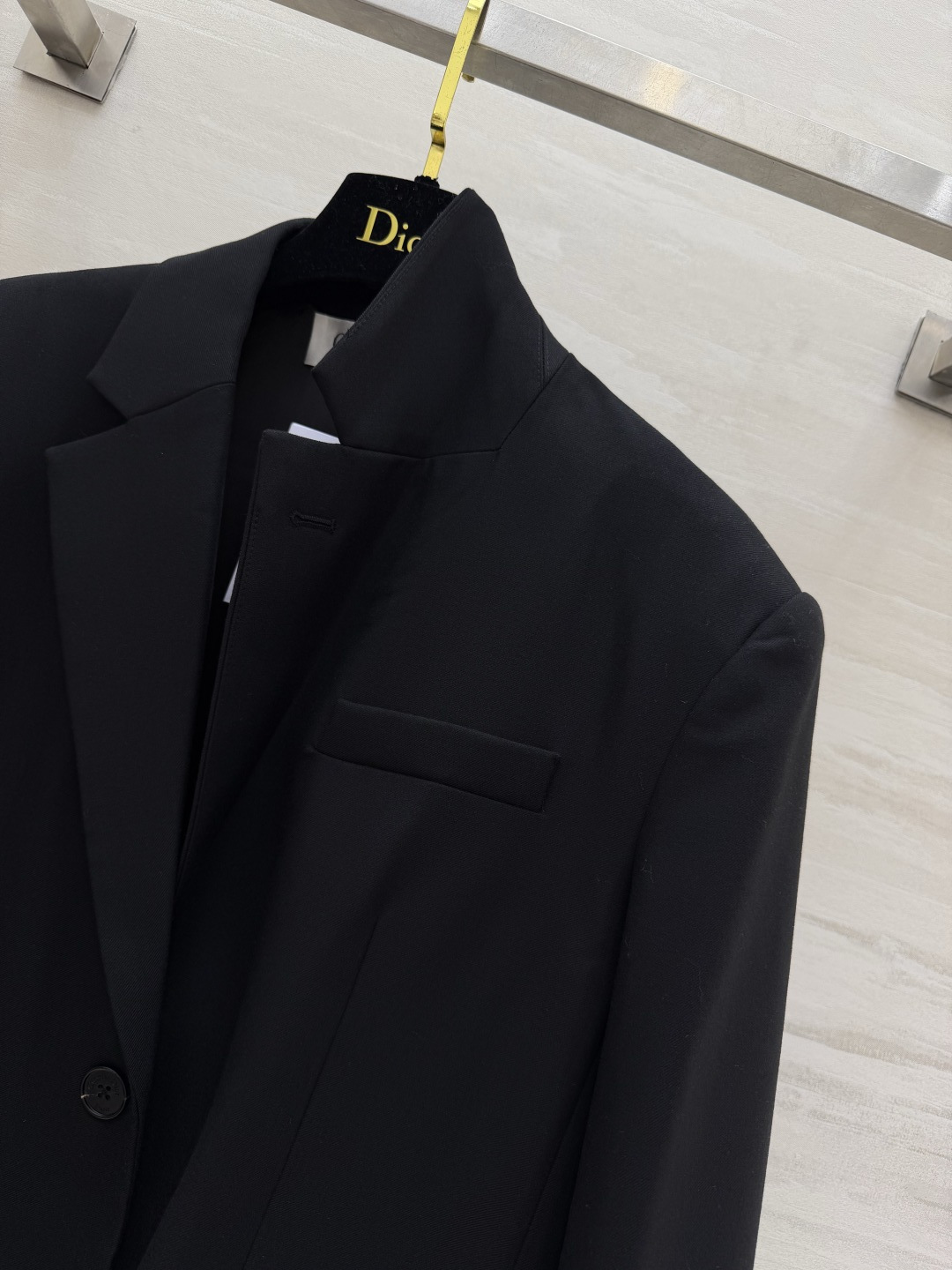 #DIO♡²⁶黑色经典西装 极简高级的本命刚需外套 气场直接拉满 正肩利落经典枪驳领剪裁 优化头肩比 轻
