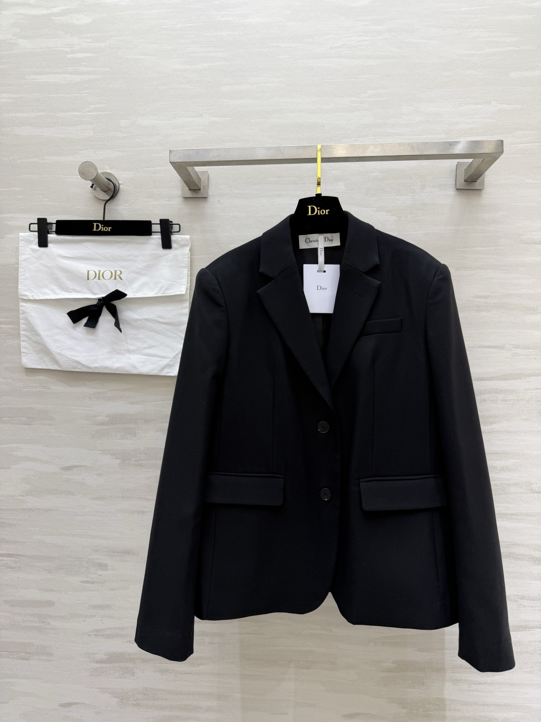 #DIO♡²⁶黑色经典西装 极简高级的本命刚需外套 气场直接拉满 正肩利落经典枪驳领剪裁 优化头肩比 轻
