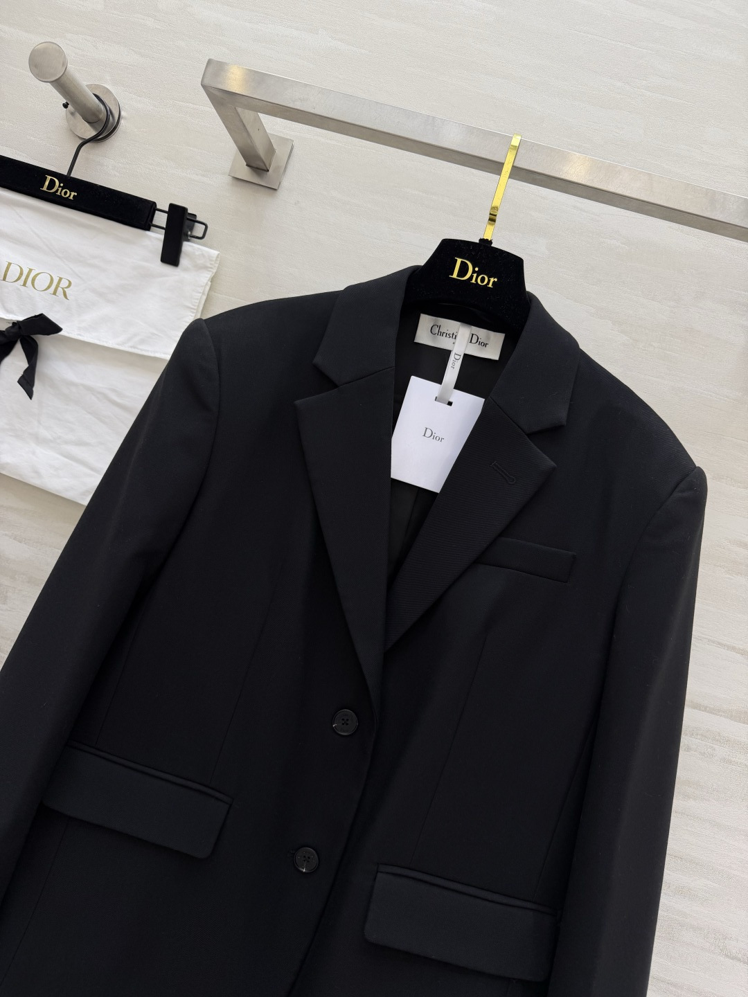 #DIO♡²⁶黑色经典西装 极简高级的本命刚需外套 气场直接拉满 正肩利落经典枪驳领剪裁 优化头肩比 轻