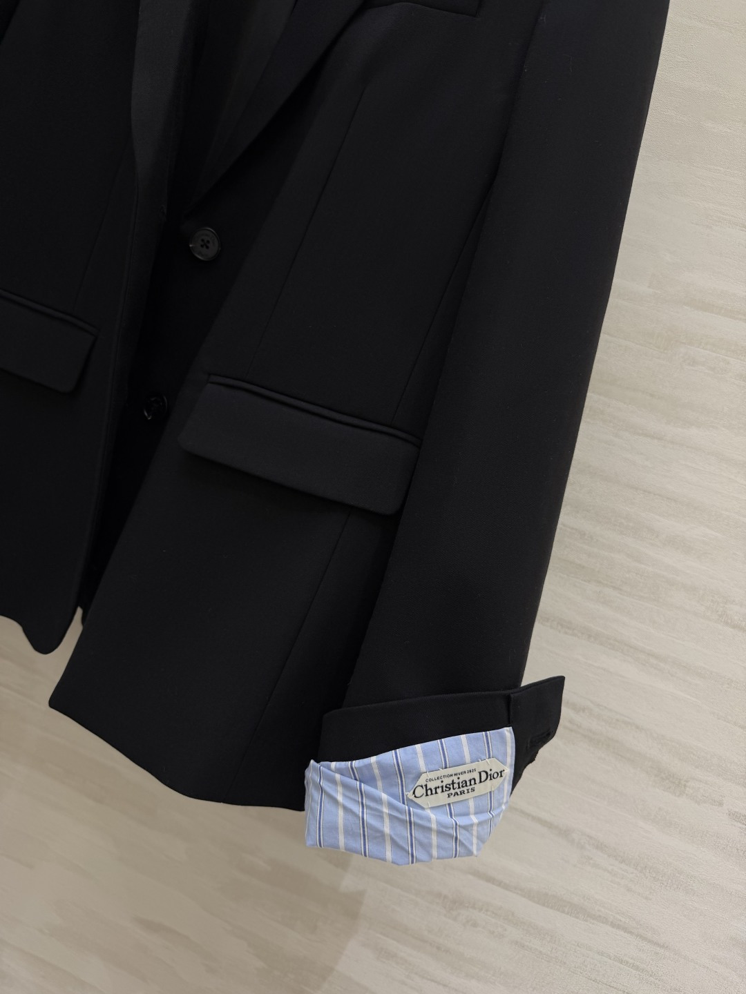 #DIO♡²⁶黑色经典西装 极简高级的本命刚需外套 气场直接拉满 正肩利落经典枪驳领剪裁 优化头肩比 轻