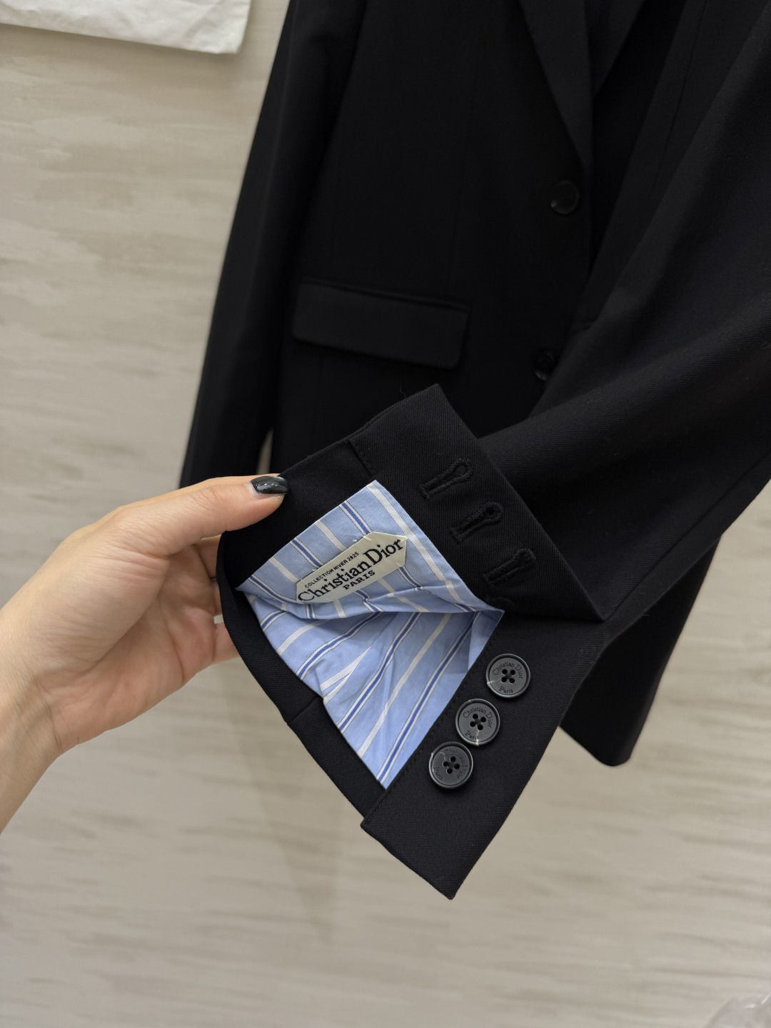 #DIO♡²⁶黑色经典西装 极简高级的本命刚需外套 气场直接拉满 正肩利落经典枪驳领剪裁 优化头肩比 轻