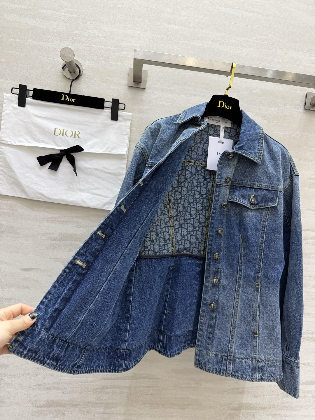 #DIO♡²⁶🌊万年经典百搭 水洗牛仔外套 永不过时的丹宁 承包一年四季的时髦感 复古做旧水洗蓝调 自带