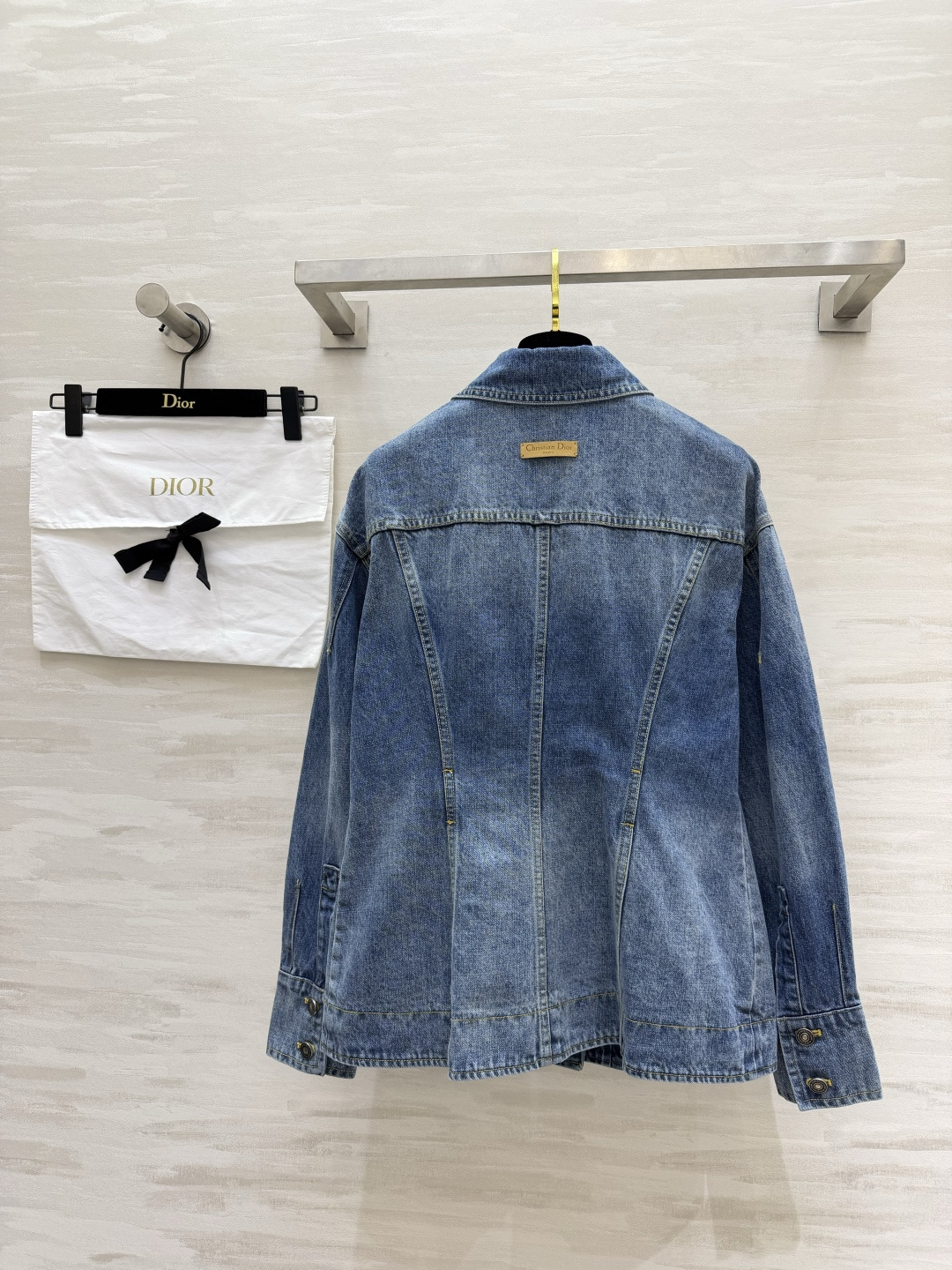 #DIO♡²⁶🌊万年经典百搭 水洗牛仔外套 永不过时的丹宁 承包一年四季的时髦感 复古做旧水洗蓝调 自带