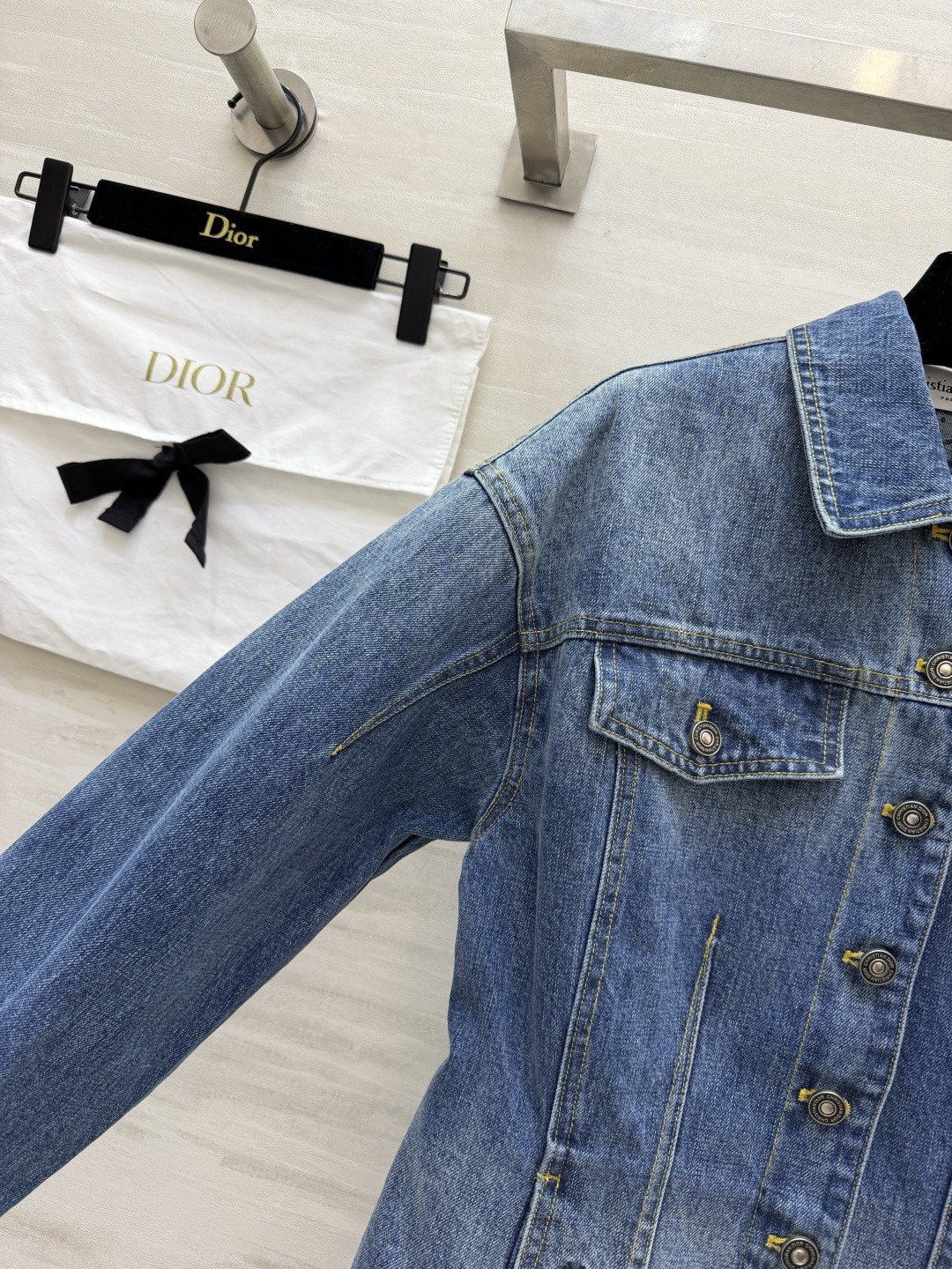 #DIO♡²⁶🌊万年经典百搭 水洗牛仔外套 永不过时的丹宁 承包一年四季的时髦感 复古做旧水洗蓝调 自带