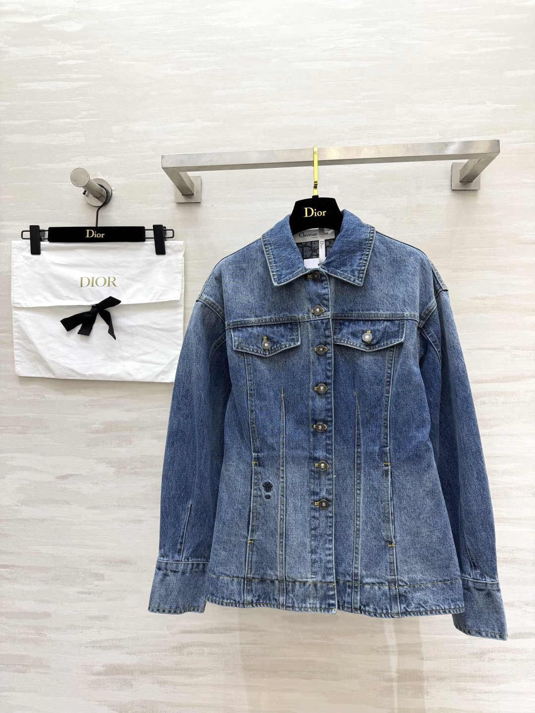 #DIO♡²⁶🌊万年经典百搭 水洗牛仔外套 永不过时的丹宁 承包一年四季的时髦感 复古做旧水洗蓝调 自带