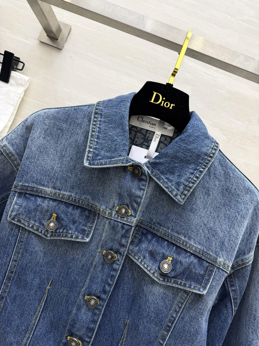 #DIO♡²⁶🌊万年经典百搭 水洗牛仔外套 永不过时的丹宁 承包一年四季的时髦感 复古做旧水洗蓝调 自带