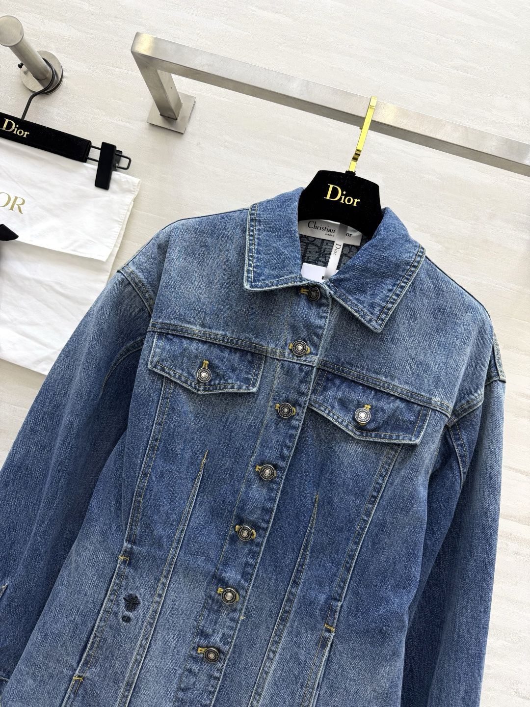 #DIO♡²⁶🌊万年经典百搭 水洗牛仔外套 永不过时的丹宁 承包一年四季的时髦感 复古做旧水洗蓝调 自带